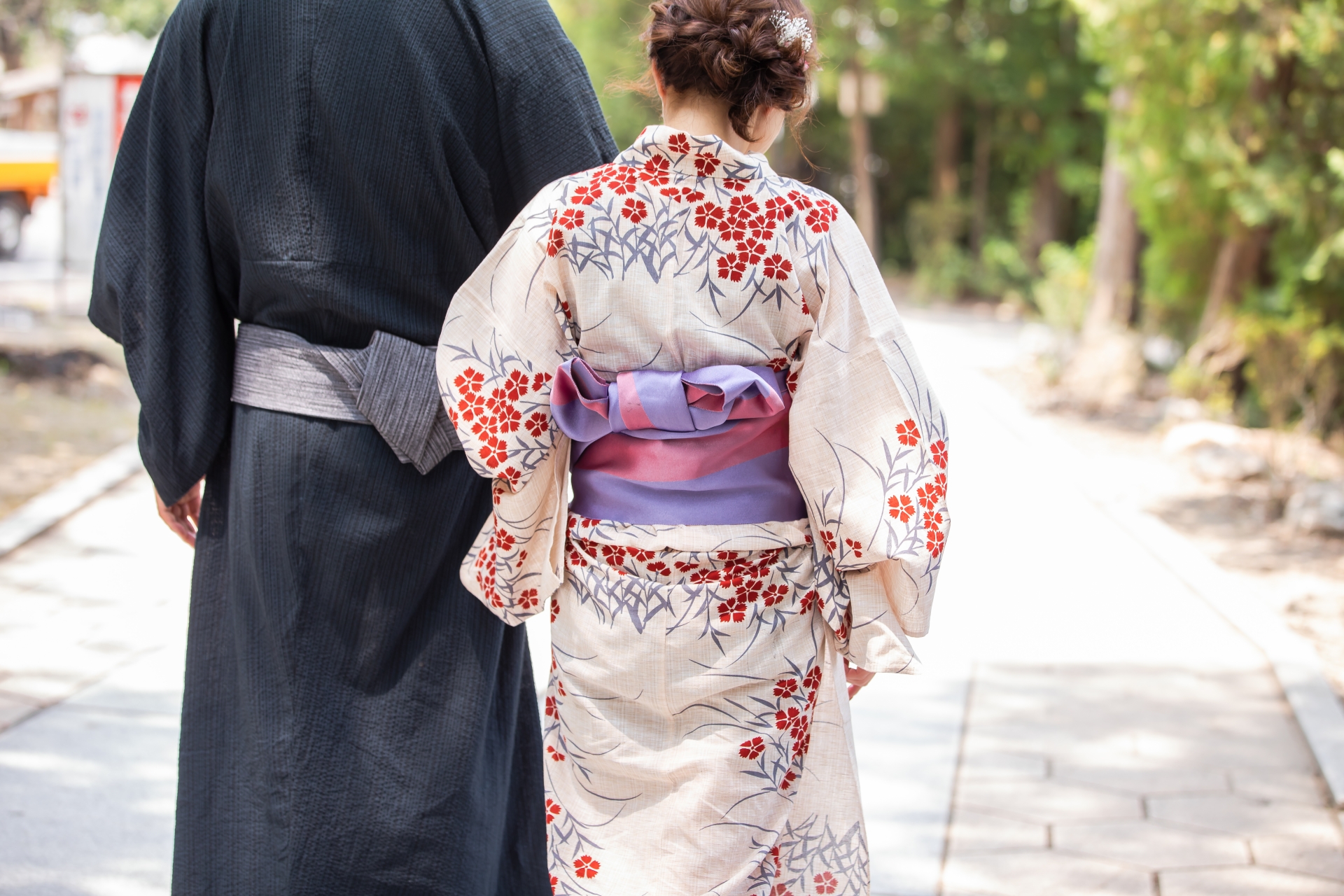 日差しで足のラインがくっきり見えることも