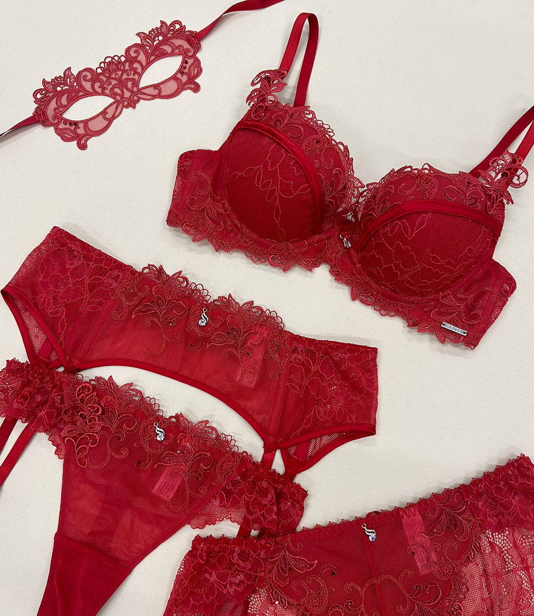 ヒミコ エスタシアーレのレッドランジェリー