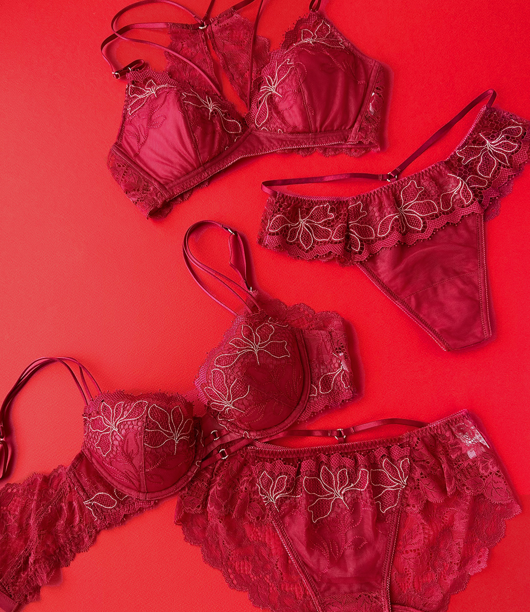 ラヴィアドゥ モンマニフィークのレッドランジェリー