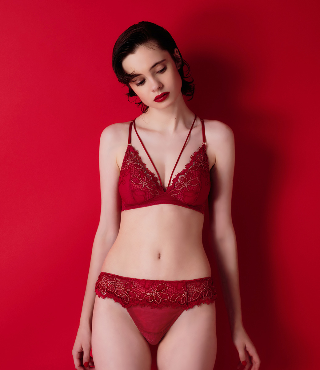 ラヴィアドゥ モンマニフィークのレッドランジェリー
