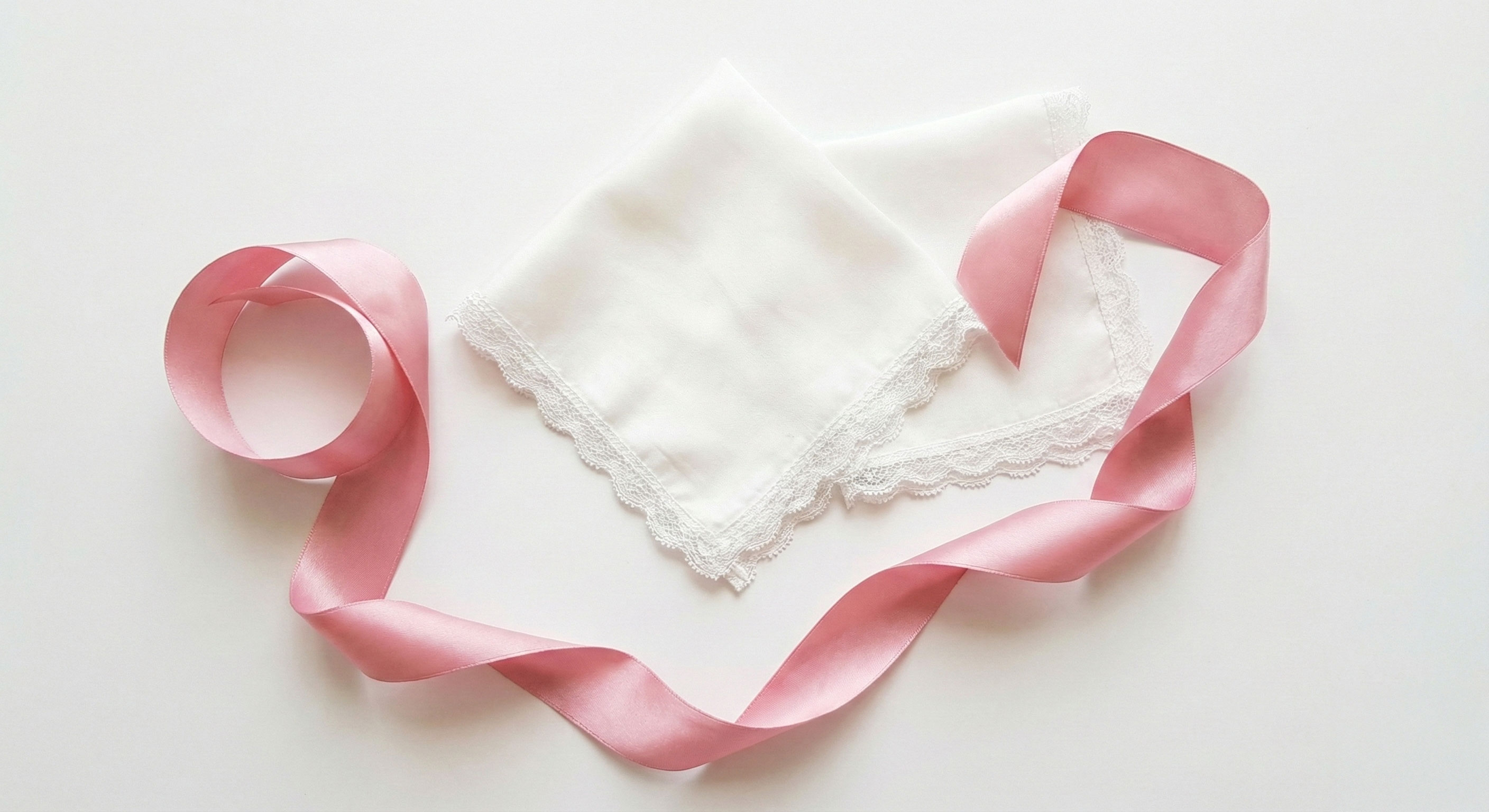 ハンカチとリボンのイメージ