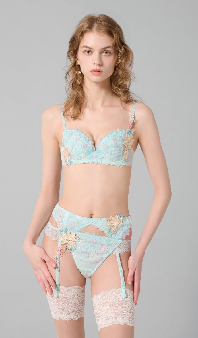 Essence of Light のモデルカット