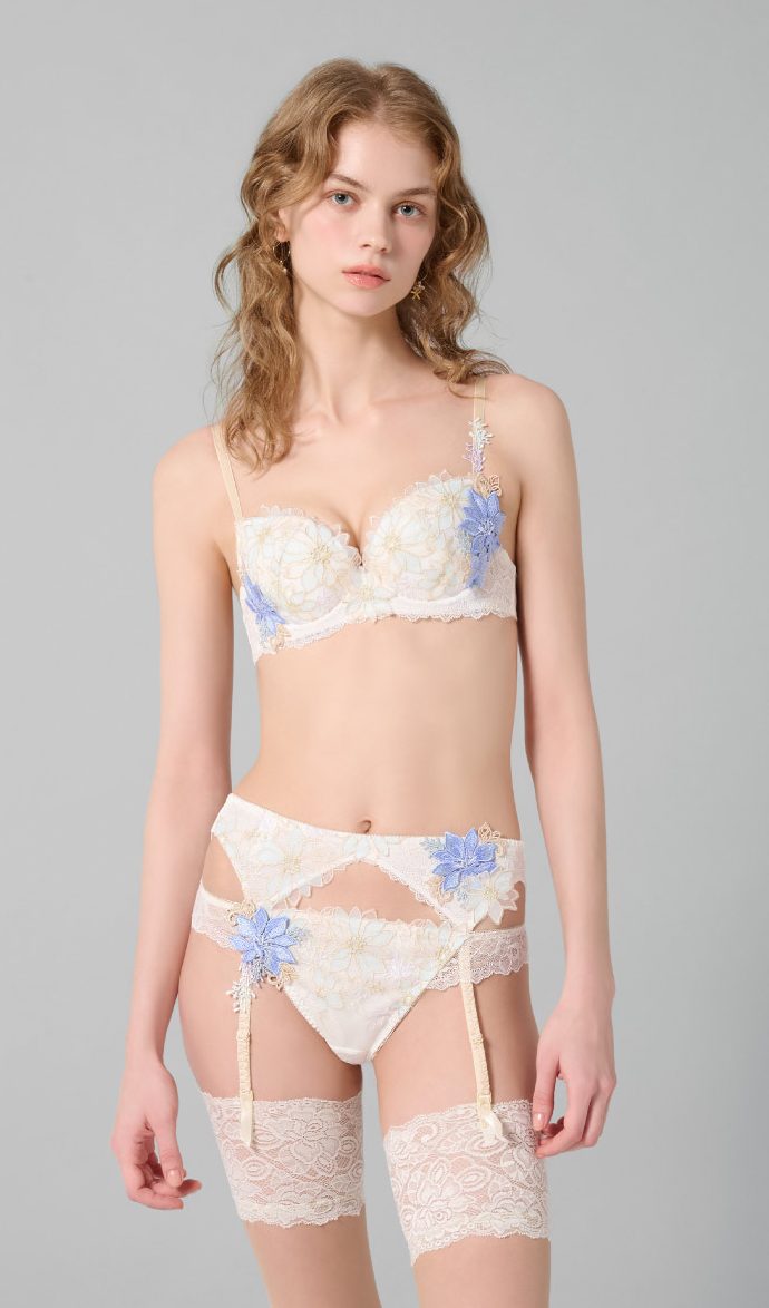 Essence of Light のモデルカット