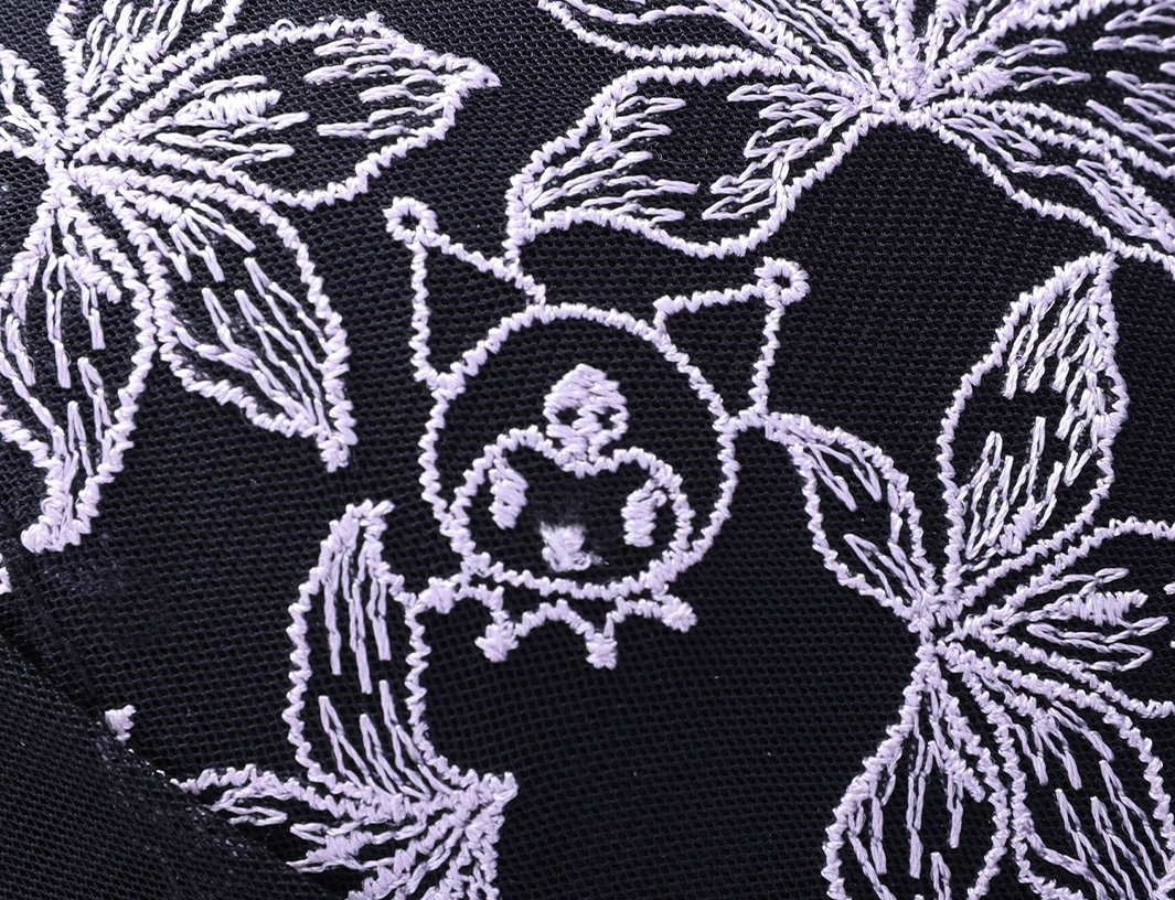 カップ刺繍のアップ