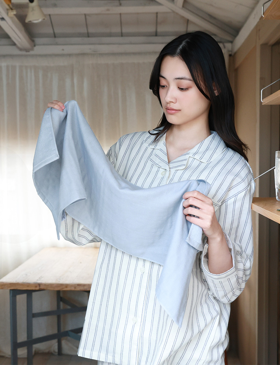 片面ガーゼタオルを広げている女性